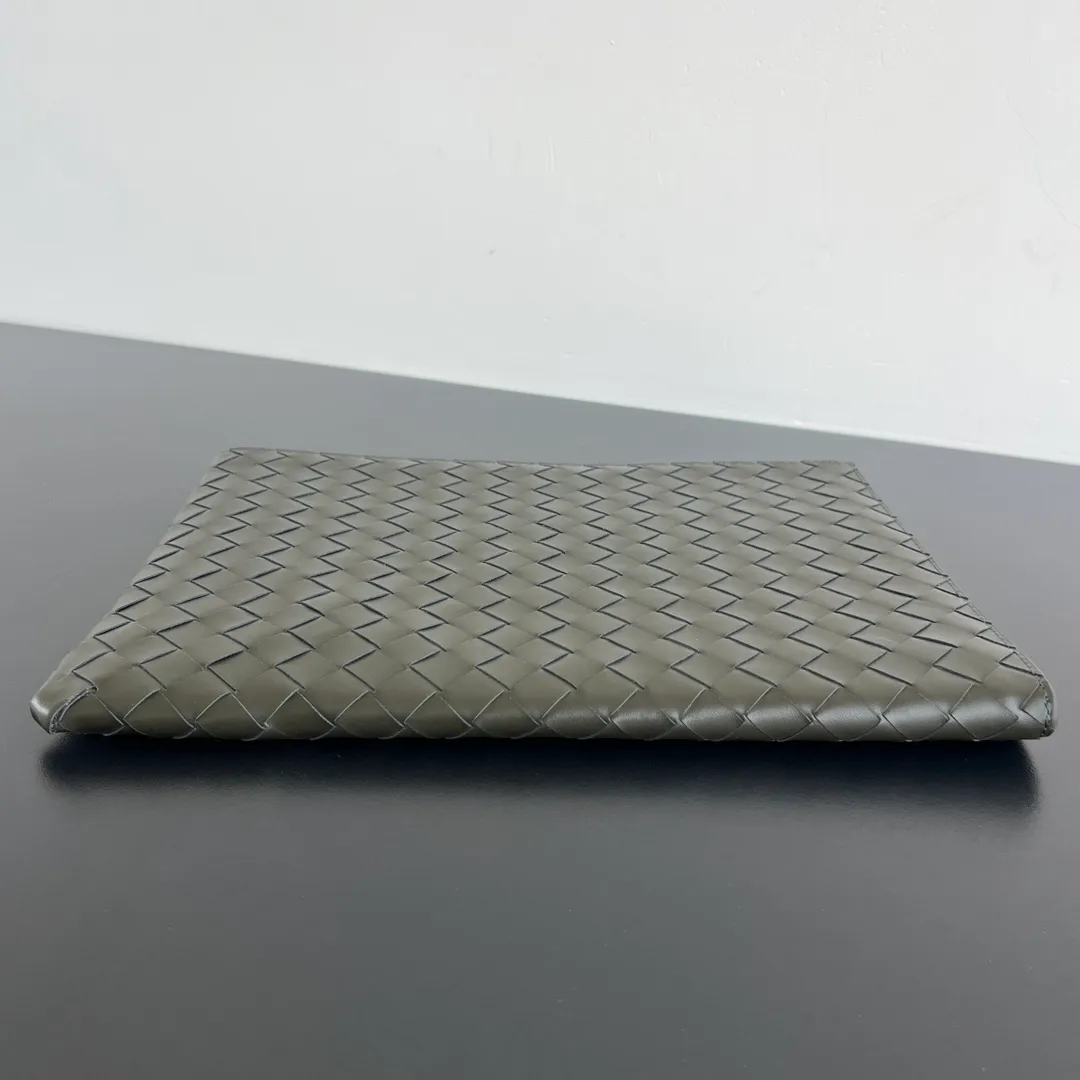 #博特家half-zip clutch bag 607479 intreccio woven clutch bag, low-key and brand-recognizable, made of imported calfskin, showing high-end soft texture and exquisite craftsmanship, with silver hardware half-zip closure, the main compartment provides enough storage space, this bag has a classic appearance that is timeless and practical! Whether it is for daily use or commuting to work, it can instantly improve the overall taste😄 This leather goods is an ideal travel companion, size: 33x24.5x2, P1960